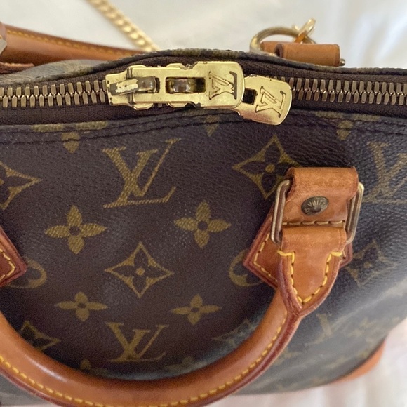 Louis Vuitton Alma Monogram with Gold Chain - Picture 4 of 17